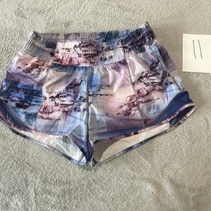 Lululemon purple blue sz 4 hottie hot shorts 2.5 in inseam liner intact